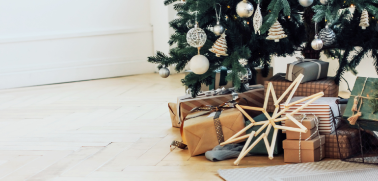 marketing natalizio ottimizzare budget - l'immagine mostra dei pacchetti di natale alla base di un albero addobbato in una casa