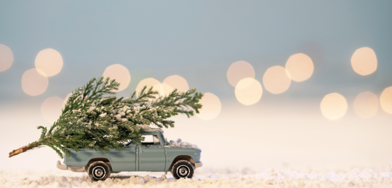 un pick up in miniatura con nel cassone un albero di Natale su sfondo innevato Esempi di storytelling efficace