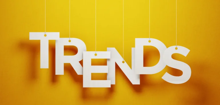tante lettere appese a fili dall'alto dell'immagine che formano la parola trends per indicare le nuove tendenze marketing digitale 2024.